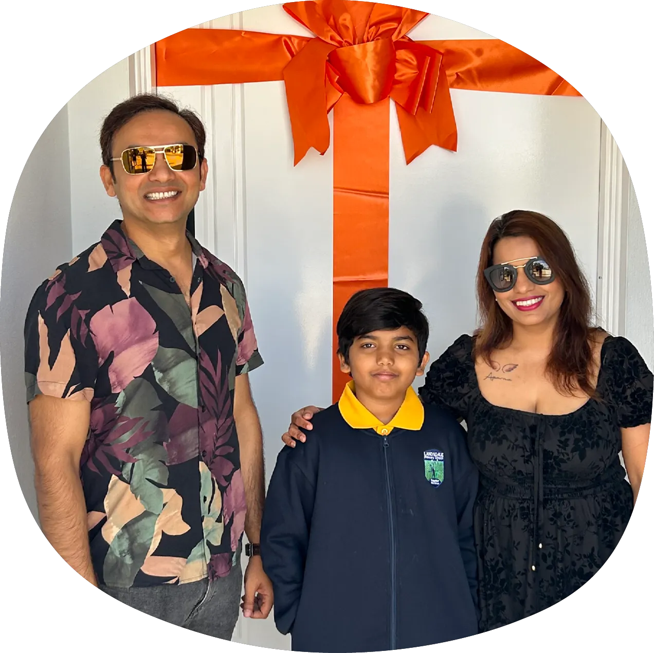 family in front of their la vida home doorbow